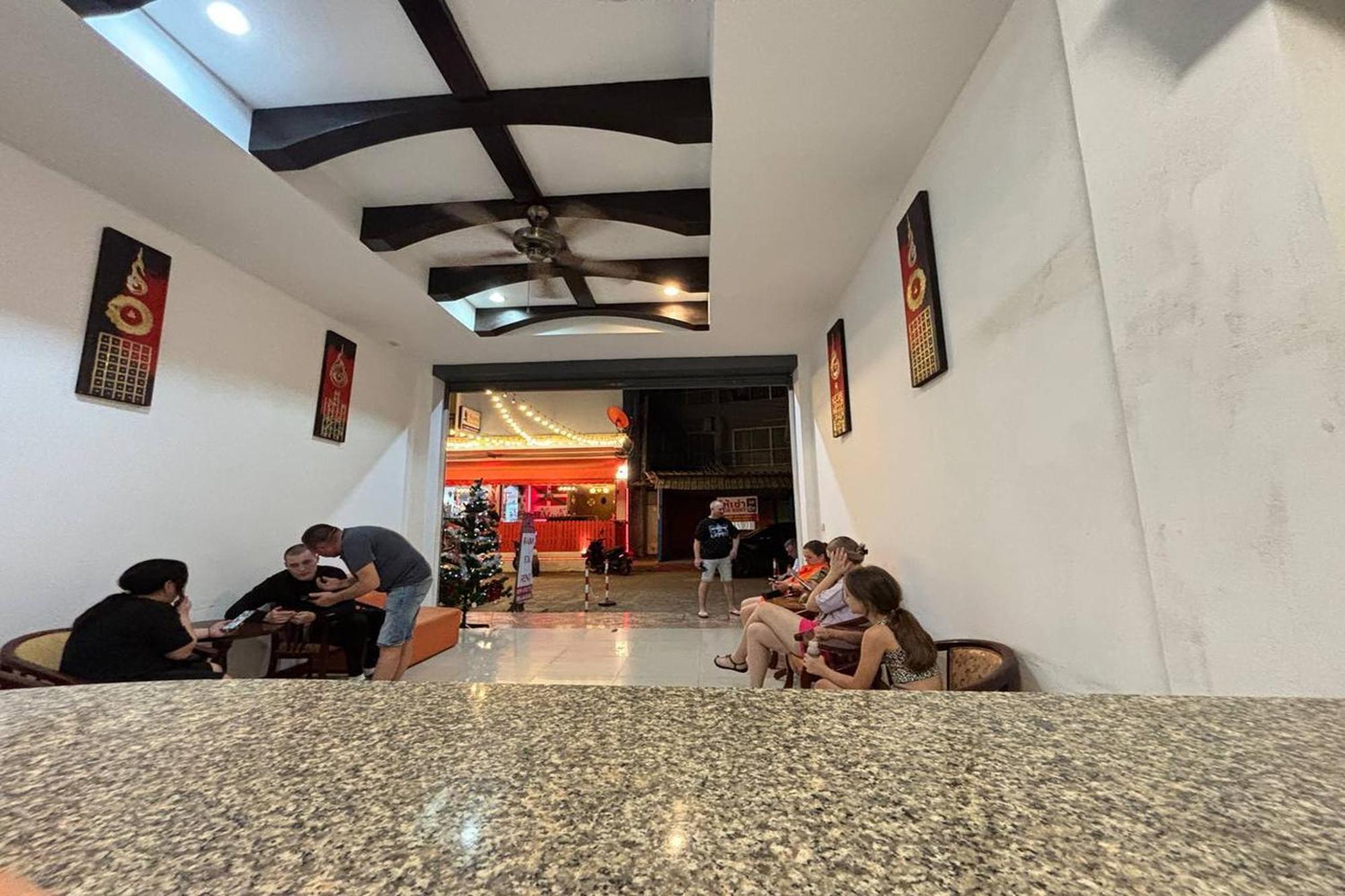 Praew Mansion Hotel Kamala Beach Buitenkant foto